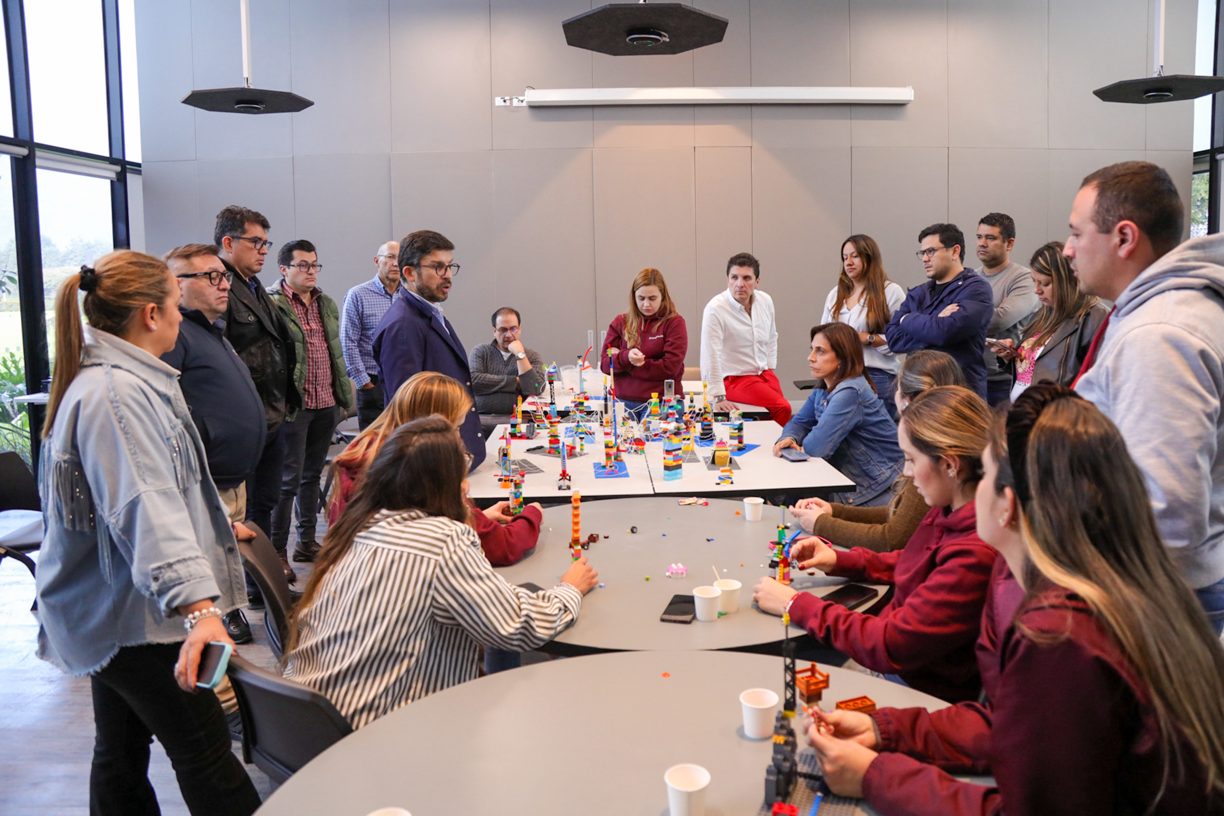 Bootcamp EurekAI — sesión colaborativa en mesa de trabajo